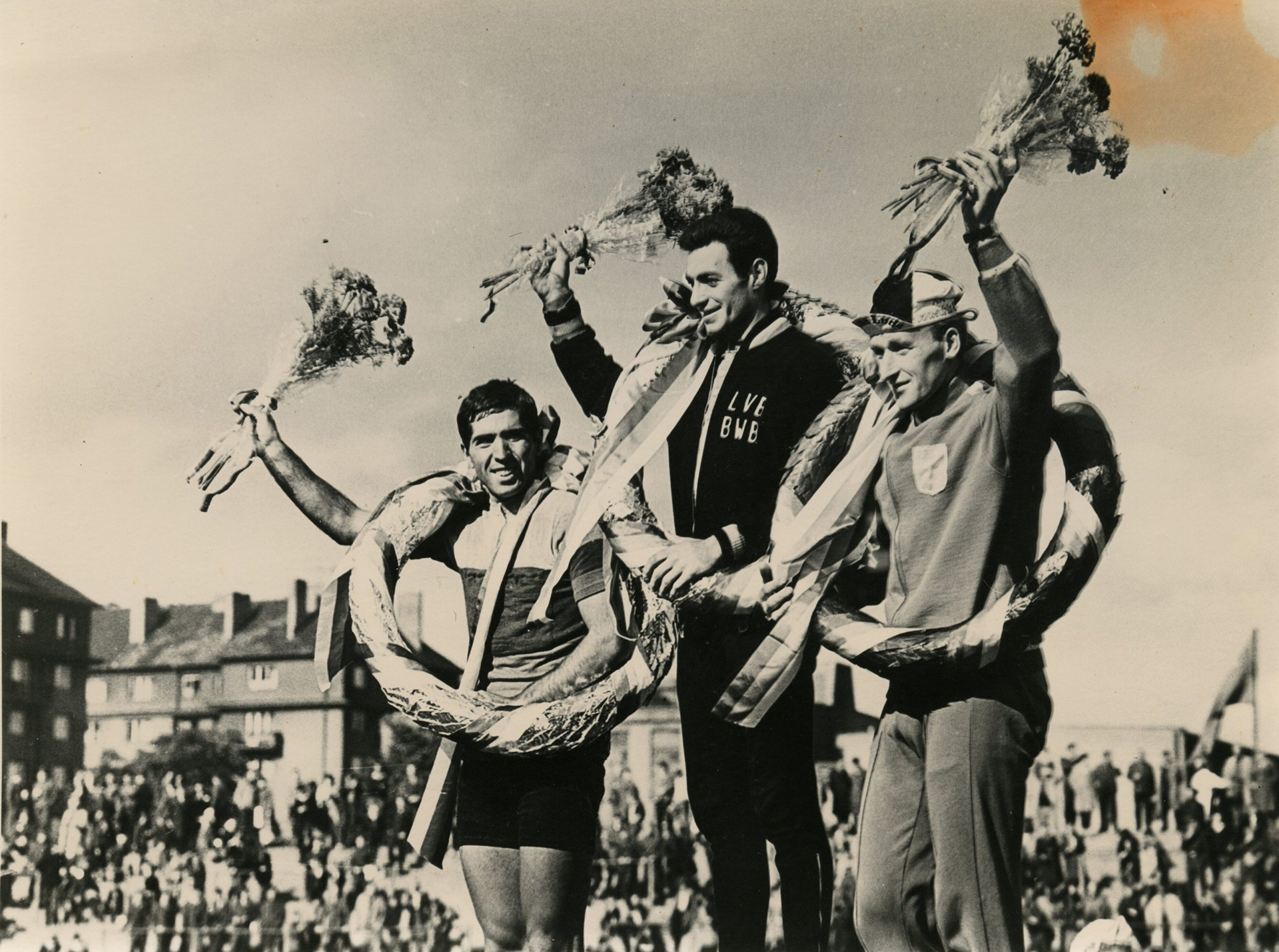 Marcel Maes poseert als eindwinnaar op het podium van de Vredeskoers in 1967