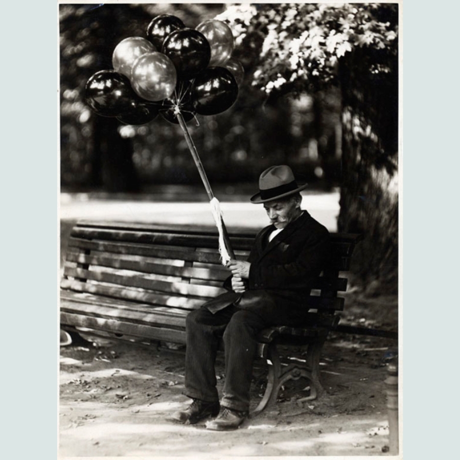 Studio Stone - Man on a Bench in Berlin&#39;s Tiergarten - fo028455